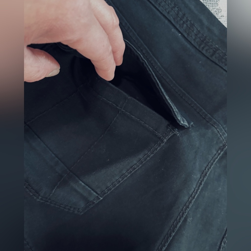 UNIONBAY BLACK UTILITY STYLED SHORTS FOR WOMENS. Size: (9) - Picture 6 of 8